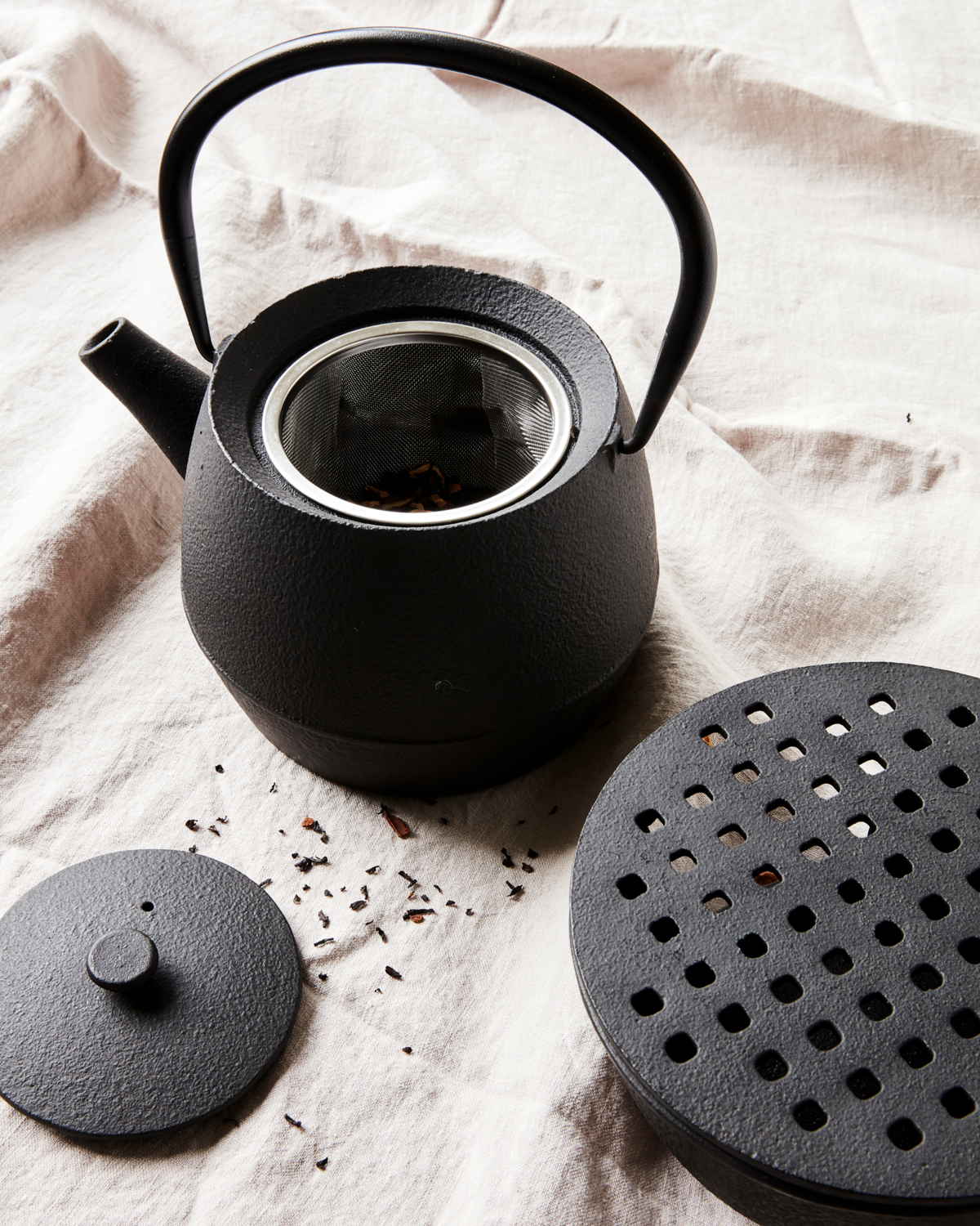 Teapot 'Cast' by Nicholas Vahe - Black