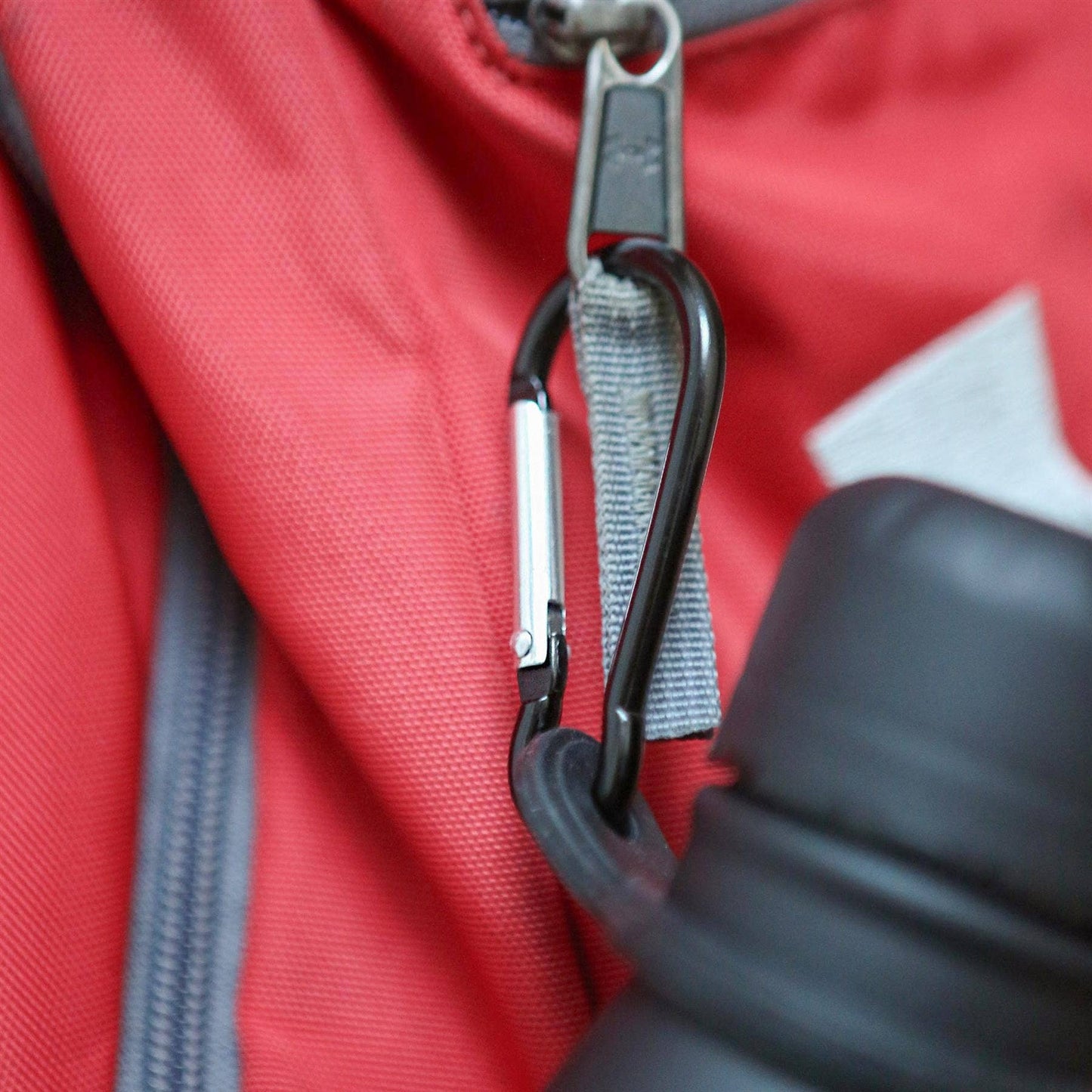 Stainless Steel Water Bottle with Carabiner Clip - 500ml: Matt Black